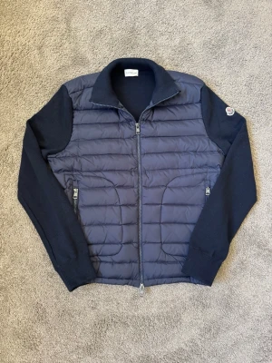 Mörkblå cardiganjacka från Moncler - Hej ! Säljer nu denna moncler cardiganen. Mörkblå, endast testad, Storlek S men passar S/M. Pris kan diskuteras vid snabbaffär och vid frågor eller funderingar tveka inte på att höra av dig mvh 47 😁