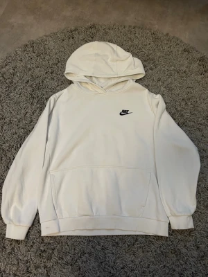 Nike hoodie - Snygg vit hoodie från Nike, jätte bra skick och inget problem