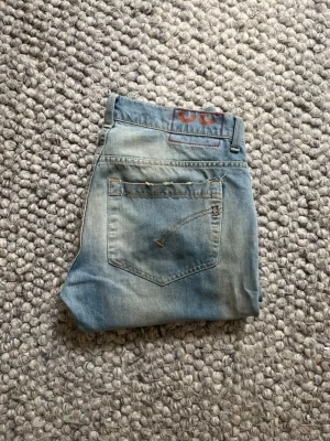 Snygga Dondup George Jeans i storlek 32 - Snygga Dondup George Jeans i storlek 32, grymt  skick! Skriv vid fler frågor eller funderingar.