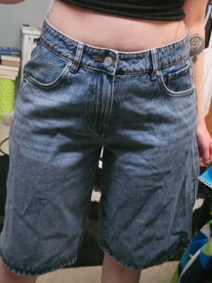 jeans shorts - jeans shorts i storlek M. Har använt dom 1 gång förra sommaren, lite för små för mig nu. köpte för 600kr på kings & queens. kan ta andra bilder om de behövs!