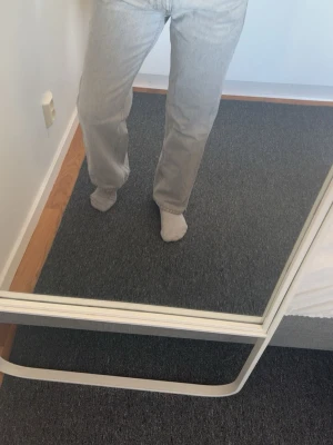 Jeans från Gina tricot storlek S  - I fint skick, uppsydda för att passa 160. Straight fit mid waist. 
