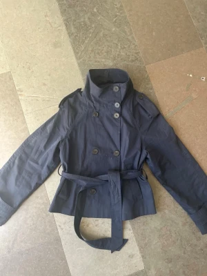 Trench coat - Marin blå trench coat ifrån stradivarius 