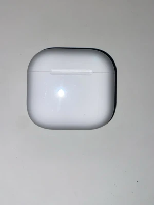 AirPods 4 (ANC) - Säljer ett vitt laddningsetui till Apple AirPods Pro. Etuiet har en blank finish och är tillverkat i tålig plast. Smidig och kompakt design som är enkel att ta med sig överallt. Perfekt för att ladda och förvara dina trådlösa hörlurar.