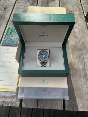 Herrklocka - Helt ny och oanvända klocka med automatiskt rörelse. Klockan har korrekt vikt och är tillverkad i samma högkvalitiva stål. Tveka inte att höra av er vid frågor eller bilder. Endast klockan ingår i priset. Om ni är intresserade av box eller box tillsammans med certifikat, vänligen kontakta oss så kan vi diskutera ett pris