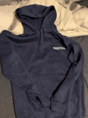 Mörkblå Essentials Fear of God hoodie - Essentials fear of god hoodie. Säljer på grund av ingen användning 