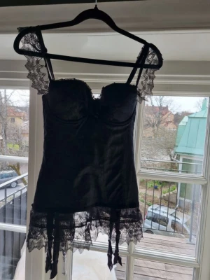 Svart spetskorsett topp - Korsett topp från chantal thomass köpt för 2700 secondhand i Paris använd 2 gånger! 