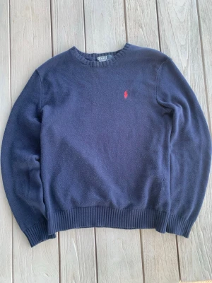 Polo Ralph Lauren - Säljer denna mörkblå tröja från Polo Ralph Lauren i storlek M. Den är i bra skick bara lite nopprig. Hör av dig vid frågor och funderingar 