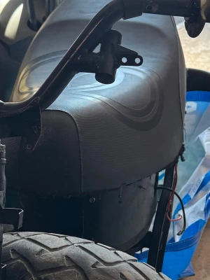 Svart sadel till elfordon - Säljer en svart sadel med stilrena mönster, passar till elfordon eller moped. Sitsen är tillverkad i slitstarkt konstläder och har en ergonomisk form för extra komfort. Perfekt för dig som vill byta ut eller uppgradera din nuvarande sadel.