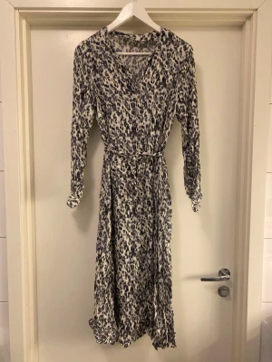 Klänning - Fin skjortklänning i leopard, knappar fram och knyt i midjan som kan tas bort, skönt och svalt material.