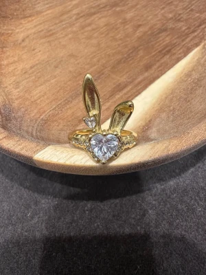 Kanin ring  - Ringen är aldrig använd och 100 % rost- och nickelfri. Den är justerbar och passar därför alla! Hör gärna av dig om du har några frågor ☺️