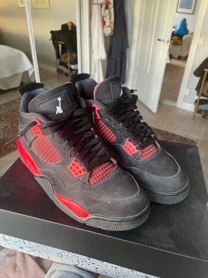 Svarta och röda Air Jordan 4 sneakers - Säljer ett par Air Jordan 4 red thunders, strl 43, bra använt skick, inga större defekter