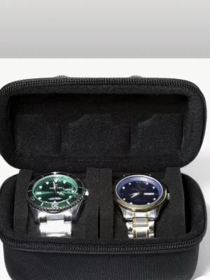 Svart klockförvaringsväska i tyg - Praktisk svart klockförvaringsväska i tåligt tygmaterial med dragkedja. Väskan har plats för två klockor och är perfekt för att hålla dina accessoarer organiserade. Stilren och kompakt design som är enkel att ta med sig.