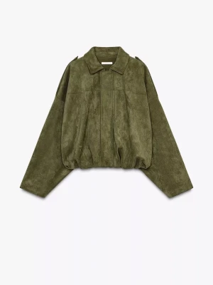 Olivgrön oversized jacka i mockaimitation - Säljer en olivgrön oversized jacka i mockaimitation med dragkedja framtill och klassisk krage. Jackan har breda axlar, ballongärmar och elastisk nederkant för en cool, avslappnad look. Populär jacka som är slut typ överallt, helt ny med prislapp kvar