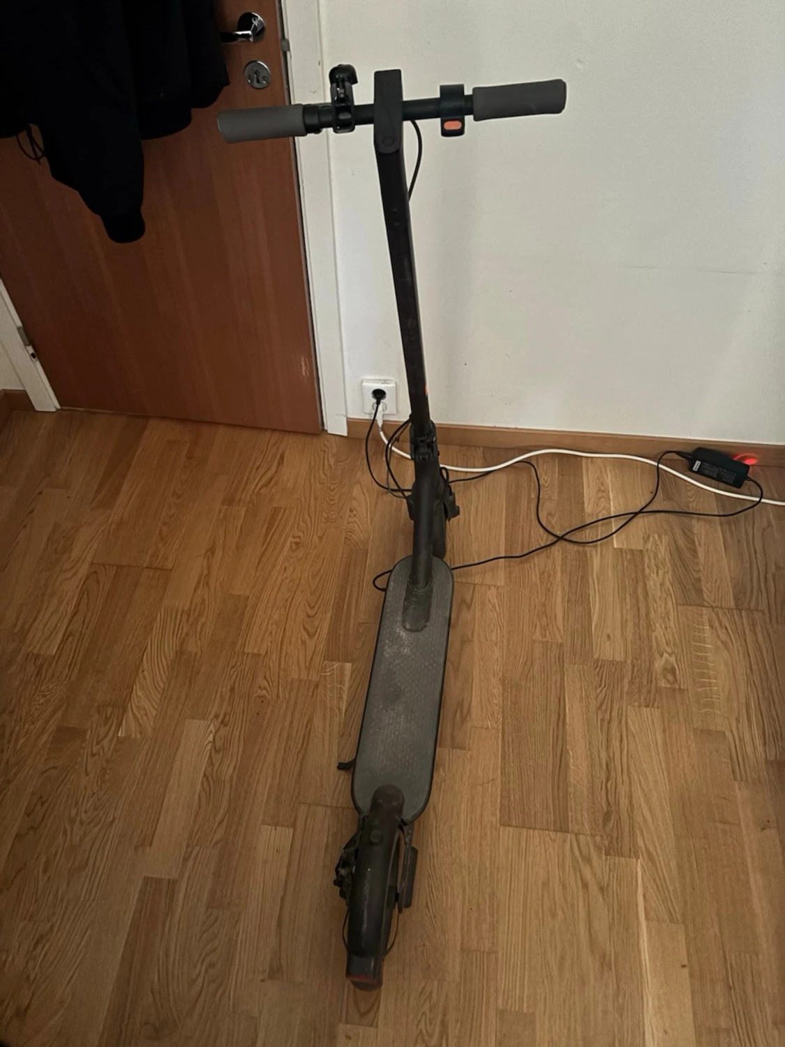 Svart elscooter med laddare 25km/t - 3