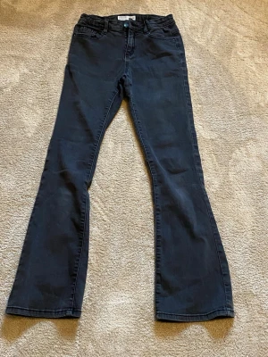 Svarta bootcut jeans - Svarta bootcut jeans i storlek 158 från Cubus