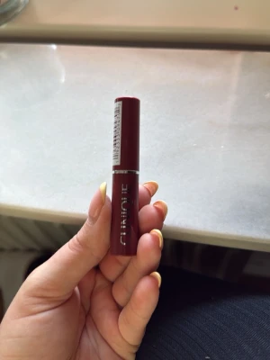 Bärfärgat läppstift från Clinique - Snyggt bärfärgat läppstift från Clinique i färgen black honey. Testad 1 gång 