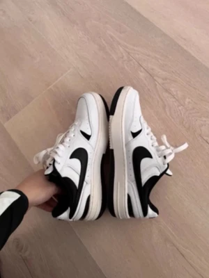 Nike skor dam - Säljer mina fina Nike skor då dom inte kommer till användning, de är endast använda 2 gånger.  Storlek 40,5 🩷ordinarie 1145kr