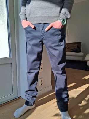 J.Lindeberg - Säljer dessa mörkblå jeansen från J.Lindeberg. Byxorna har nästan aldrig blivit använda utan bara testade. Byxorna är lite rakare i benen och passar perfekt till de mesta outfitsen. Byxorna är i storlek W29, L32 och modellen i bild är 173cm lång. Om ni har några frågor är de bara att höra av er!😁 Priset går att diskutera vid snabb affär👍