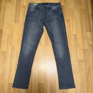 Säljer ett par Jack & Jones Slim Glenn jeans Grey – Size W32 L32 - Jeansen är använda en gång. I mycket bra skick utan synligt slitage.  Slim fit-modell (Glenn) med stretch som ger en snygg passform och hög komfort. Passar perfekt till både vardag och mer uppklädda tillfällen.  Size: W32 L32 🏷️ Rabatt vid köp av flera plagg!