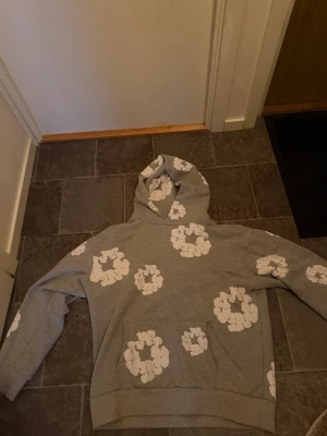 Denim Tears Hoodie - Bra skick på varan knappt använd är i bättre kvalite än andra denim tears tröjor på plick därav priset. 