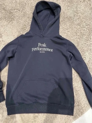 Hoodie - Hoodie från peak performance. Använd ett fåtal gånger, inga tecken på användning . Fraktar samma dag 💯