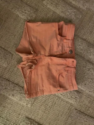 Jättesnygga korall jeansshorts  - Jättesnygga korallfärgade shorts i mycket bra skick från Zara! ❤️ storlek 11-12 år men väldigt stor storleken, skriv för fler bilder! Eller är minsta lilla fråga ❤️