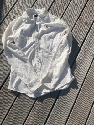 Vit skjorta från Ralph Lauren - Säljer vit skjorta från Ralph lauren i storlek xs. Den är i mycket bra sick och har inga defekter. Det är bara att höra av sig vid minsta fundering🙌