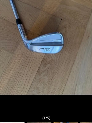 Titleist T150 golfklubba järn - Säljer en Titleist T150 järnklubba med svart grepp och stilren design. Klubban är en Pitchingwedge med 44 graders loft. Standard längd, standard loft/lie. Klubban är i fint skick endast spelad på simulatornoch range