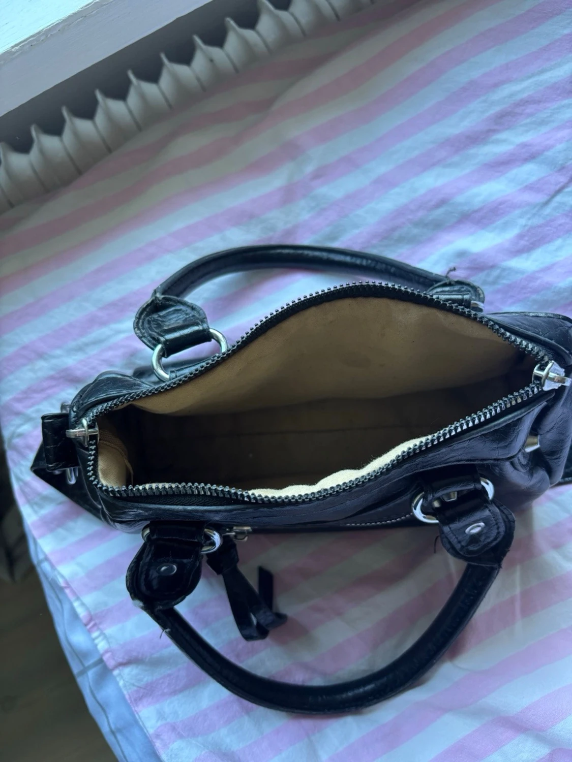 Svart handväska med silverdetaljer - 1