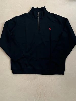 Ralph lauren quarter zip svart storlek Large - Helt ny Ralph Lauren quarter zip. Klassisk och väldigt efterfrågad modell som passar året runt. Oanvänd / nyskick Perfekt passform Väldigt populär färg  Säljs snabbt  Skickas direkt 📦 Rabatt vid köp av flera plagg.