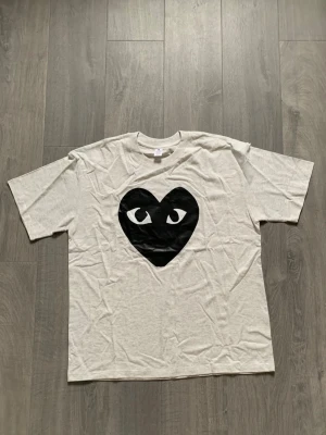 Comme de garcon T-shirt  - Säljer en fett Comme de garcon T-shirt i storlek 3xl. Hör gärna av er vid minsta fundering 
