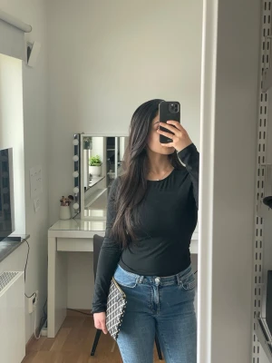 2 toppar från SHEIN - Två perfekta basplagg tröjor i svart och beige. Den beiga är lite mer av ett träningsmaterial och stretchig, medan den svarta ar mjuk och som en vanlig topp. Perfekta basplagg att styla med jeans eller kjol. Passar som XS/S.