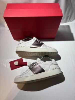 Valentino skor - Hej! Säljer nu mina skor från märket Valentino, storlek 37.5 bra skick, allt på bilden ingår. Tveka inte på att höra av dig om du har frågor eller funderingar kring skorna! 