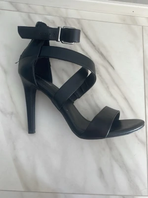 Klackskor  - Dessa är använda 2 gånger tidigare. Jätte sköna och stabila att gå med. Dom är 9 cm höga.