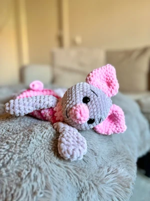 Virkad Nasse snuggler - Söt handvirkad Nasse i mjukt garn, med ljusrosa kropp och öron samt randig mage. Den har svarta säkerhetsögon, rekommenderas ej för barn under 3 år! Perfekt som kramdjur eller dekorations. Materialet är plyschliknande och riktigt gosigt. Gjord av mig!