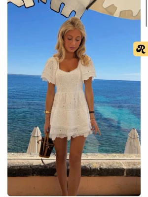 Vit kort klänning med spetsdetaljer - SÖKER!!!!! Jag söker denna klänningen från meet me there i xxs/xs, hör gärna av er🥰