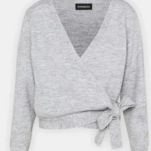Grå omlottkofta från Even&Odd - Supermysig grå omlottkofta från Even&Odd i storlek S. Knyt i midjan och v-ringad hals. Koftan är stickad och har långa ärmar. Enkel och stilren design som funkar till jeans eller kjol. Super snygg till hösten! Köpt för 389!