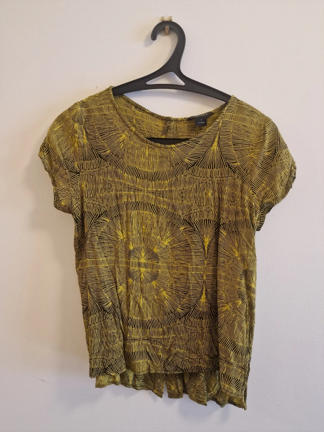 Mönstrad gul och svart blus från Monki - 1