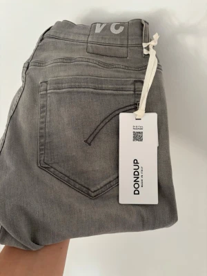 Dondup George grå - Säljer dessa dondup jeans i perfekt skick. Storleken är 34 och modellen är 185 och väger 72kg. Allt og inklusive tag och nk låda ingår vid köp. Skriv vid frågor🤗