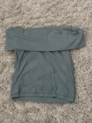 Ljusblå offshoulder topp Pull&Bear - Trendig ljusblå offshoulder topp från Pull&Bear