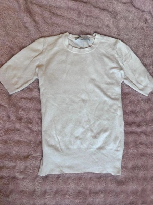 Vit stickad kortärmad topp från Zara - En vit stickad kortärmad tröja från Zara, tror inte att det går att köpa från hemsidan längre🫶🏻