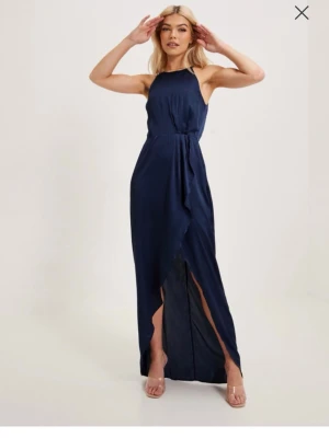 Mörkblå långklänning med slits - Säljer min balklänning som jag hade i 9an. Endast använd en gång så inga defekter. Perfekt till bal eller andra festliga tillfällen. 