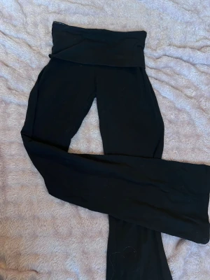 Svarta yoga pants - Säljer dessa fina svarta yoga pants från Gina tricot