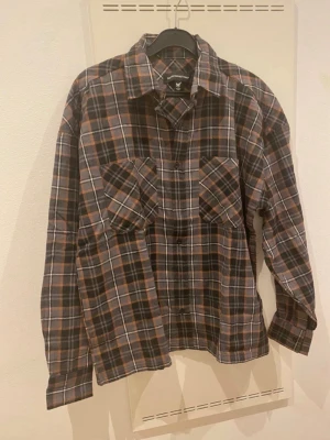 Rutig skjorta från Good For Nothing - Brunrutig skjorta i oversize av borstad flanell  Storlek XS  100% bomull