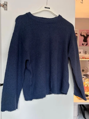 Mörkblå stickad tröja - Säljer denna fina stickade tröjan från lager 157🫶🏻