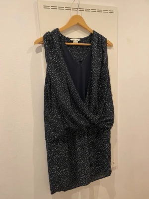 Gravidklänning  - En svart gravid klänning från H&M avdelning Mama  Storlek S  Material: 100% polyester  I fint skick! Inga hål, märken eller någonting. 