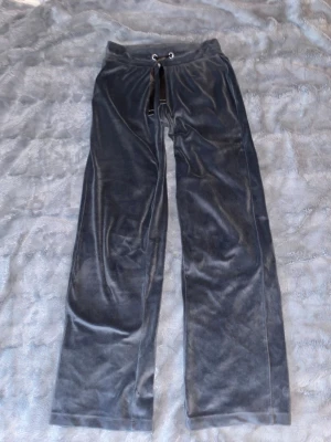 Mjukisbyxor - Mysiga, fina grå mjukisbyxor i velour.