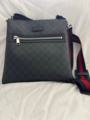 Gucci Messenger bag - Nästan intill oanvänd, inga repor och inga skador.Kvitto samt box finns ej men duffbagen finns kvar.Väskan köptes från tradera så äktheten har bekräftats därifrån samt butik 