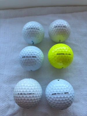 Titleist Pro V1/v1x golfbollar 6-pack. A klass - Säljer ett 6-pack Titleist Pro V1/v1x. A klass. 5 vita, 1 gul som passar för dig som vill spela när det mörknar ute och som vill se vart bollen hamnar. Bra kvalitetsbollar till golfbanan. Nån boll kan ha nån liten liten brun fläck eller reklam. Hör av er vid ev funderingar!