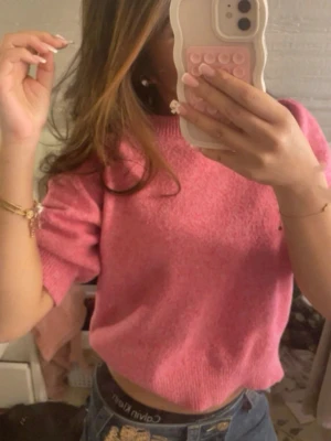 Rosa croppad stickad topp - Säljer en rosa croppad stickad topp med korta ärmar. 🩷